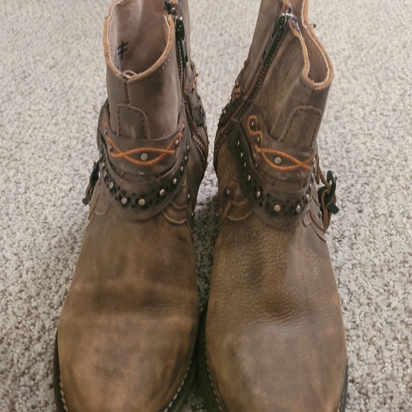 Women's size 8.5 Like New Leather Booties - Picture 5 of 7